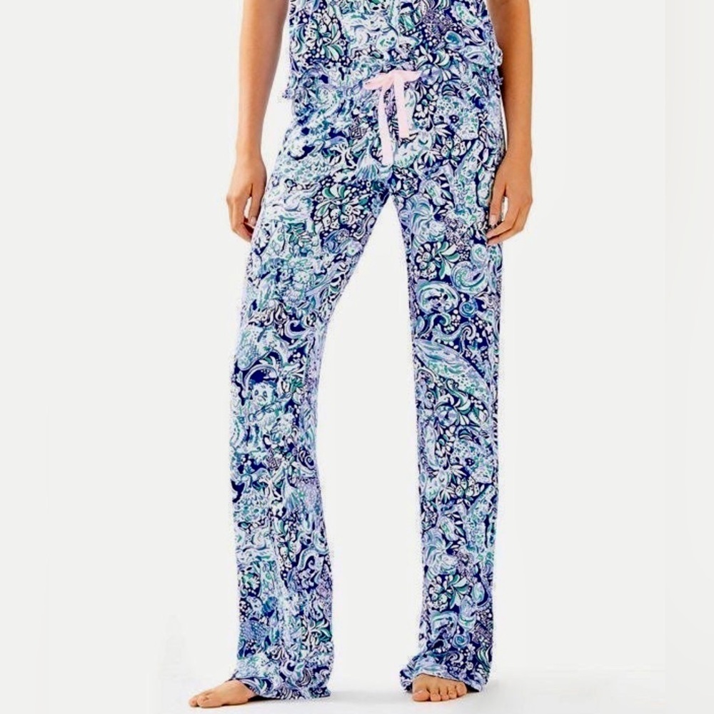 COPY - Lilly Pulitzer Knit Pajama pants in a 60 animals print.
NWOT